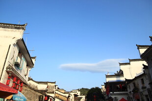 古街风貌 蓝天白云下的建筑