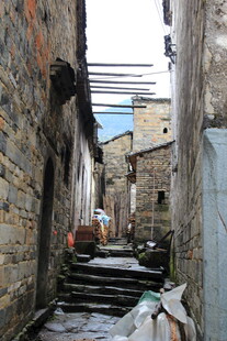 古老狭窄小巷的生活场景