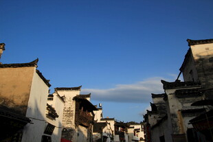 古村落建筑 蓝天白云相伴