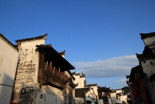 古巷民居映蓝天