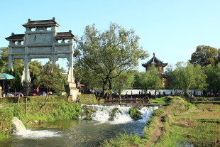 中式园林景观中的潺潺溪流