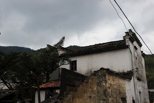 古朴乡村小屋 云雾缭绕