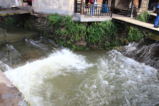 乡村湍急溪流景观