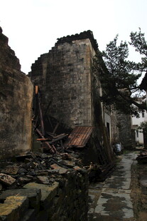 破旧古宅 尽显岁月沧桑