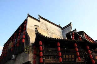 古宅挂红灯笼尽显中式韵味