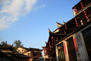 古巷中式建筑映蓝天