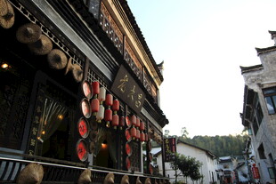 古街店铺挂饰营造传统氛围