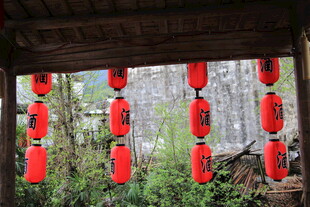 屋檐下的串串红灯笼