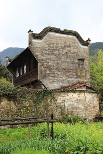 古朴老房立于绿野之间