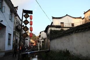 古巷灯笼映白墙