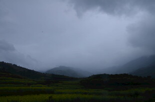 乌云笼罩下的山间景色