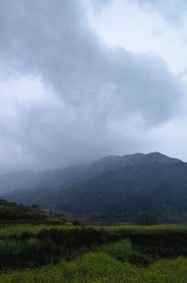 云雾缭绕下的山峦风光