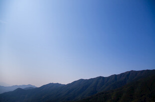 蓝天映衬下的连绵山脉