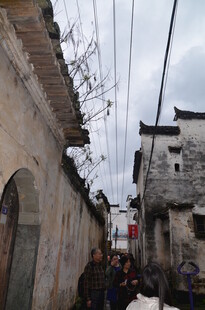 古巷人家 电线交错的景致