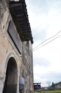 古老石砌建筑拱形门洞