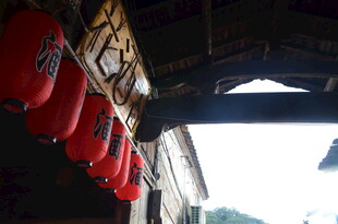 屋檐下的红色中式灯笼