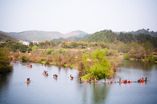 湖畔人群与山水美景