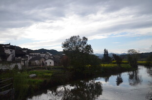 江南水乡河畔村落美景