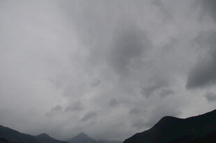 乌云笼罩下的山峦