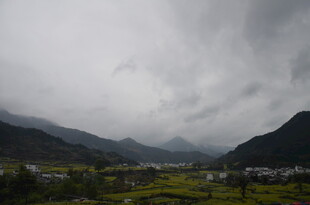 山间云雾下的田园景致