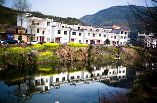 江南水乡村落临水美景