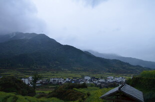 山间村落 云雾缭绕之景