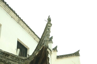 中式古建筑屋檐一角