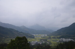 山间村落 云雾缭绕之景