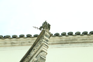 古建筑屋檐上的精美雕刻