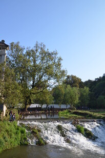 河畔流水绿树风景如画