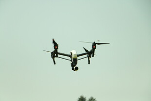 空中飞行的四旋翼无人机