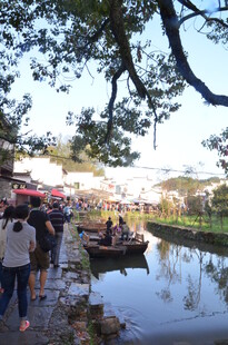 水乡河畔游人漫步赏景