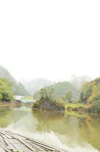 雾中湖畔美景