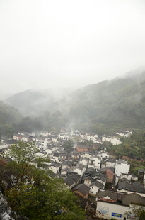 雾中村落 静谧山居图景
