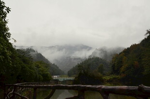 山间云雾缭绕的秀丽景致