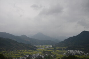 山间村落 云雾缭绕之景