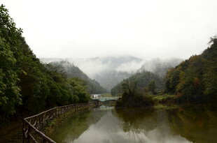山间云雾缭绕的静谧湖泊