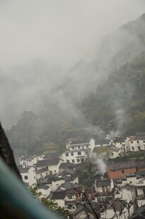 云雾缭绕中的山间村落