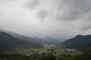 山间村落隐于阴云之下