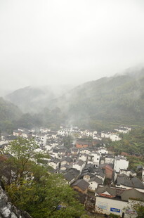 雾中朦胧山村景色