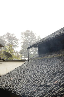 古朴瓦顶的中式传统建筑