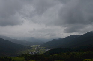 山间阴云密布的壮丽景色