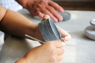 儿童专注地进行陶艺制作