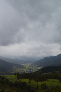 山间阴云下的绿野风光