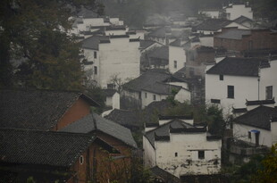 雾中徽派村落景致