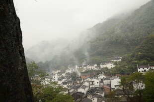 雾中隐现的山间村落