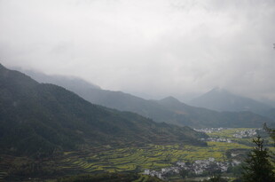 山间云雾缭绕的村落景观