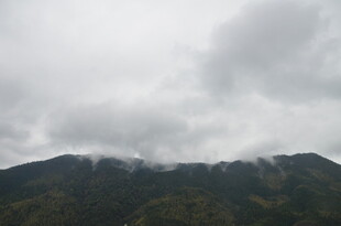 云雾缭绕的山峦