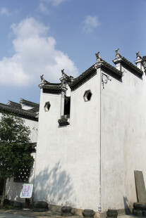 中式古建筑白墙黛瓦一角