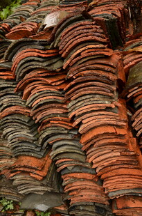 传统红瓦屋顶瓦片景观